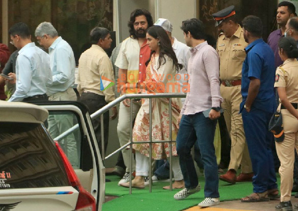 photos kareena kapoor khan kunal kemmu and others arrive to meet saif ali khan at lilavati hospital in bandra mumbai 807 1
