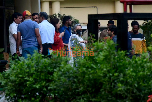 photos kareena kapoor khan kunal kemmu and others arrive to meet saif ali khan at lilavati hospital in bandra mumbai 807 3