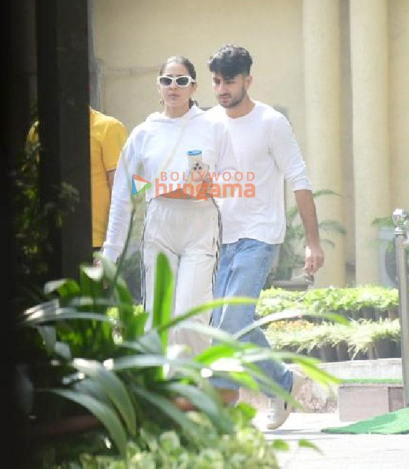 photos kareena kapoor khan sara ali khan and ibrahim ali khan snapped at lilavati hospital 4