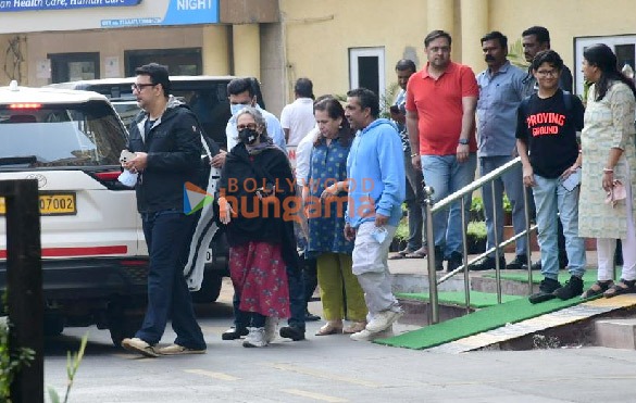 photos kareena kapoor khan sara ali khan and soha ali khan arrive to meet saif ali khan at lilavati hospital in bandra mumbai