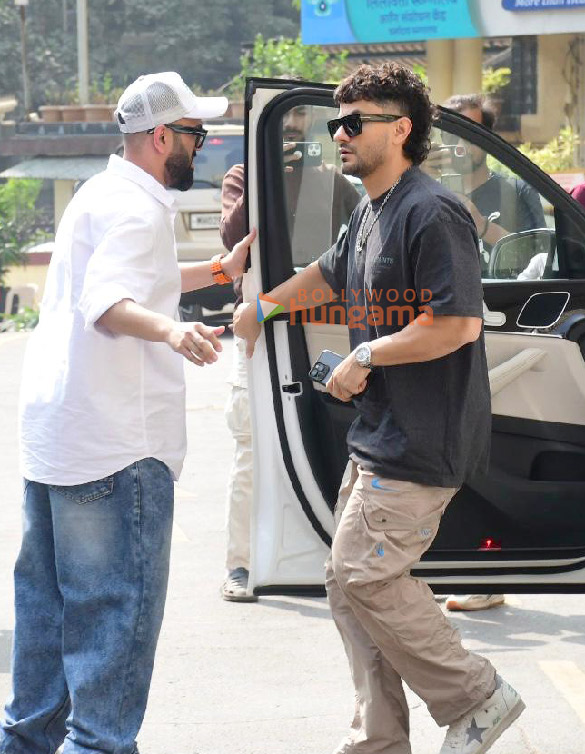 photos kareena kapoor khan and kunal kemmu arrive to meet saif ali khan at lilavati hospital in bandra mumbai 2