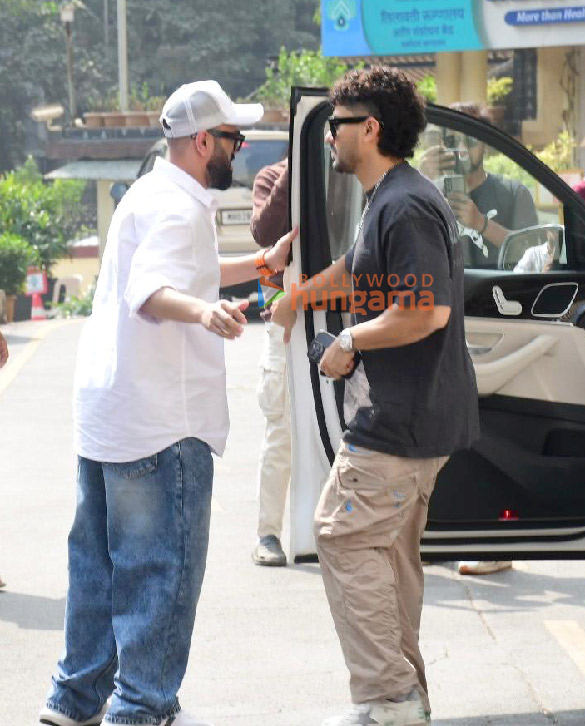 photos kareena kapoor khan and kunal kemmu arrive to meet saif ali khan at lilavati hospital in bandra mumbai 4