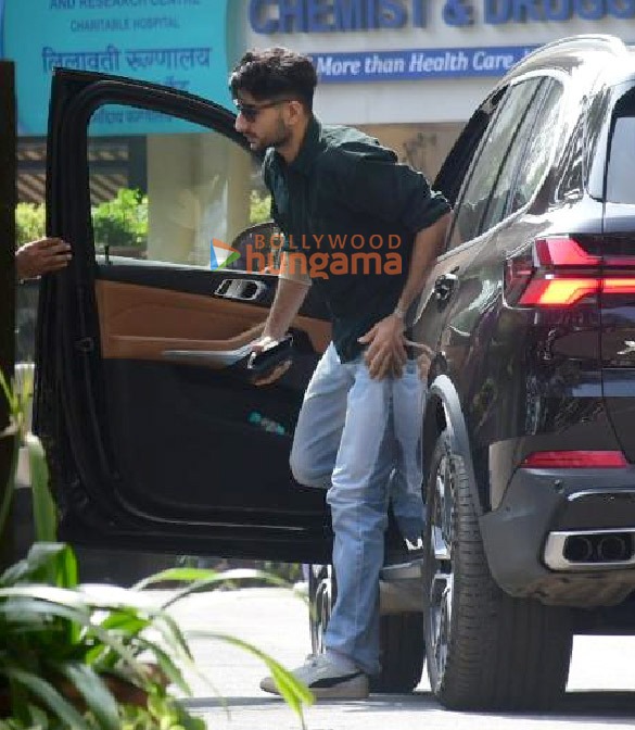 photos kareena kapoor khan and kunal kemmu arrive to meet saif ali khan at lilavati hospital in bandra mumbai