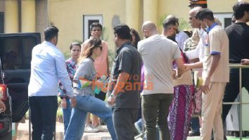 Photos: Kareena Kapoor Khan, Sara Ali Khan, Soha Ali Khan and others arrive to meet Saif Ali Khan at Lilavati Hospital in Bandra, Mumbai