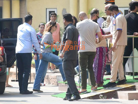 photos kareena kapoor khan and soha ali khan arrive to meet saif ali khan at lilavati hospital in bandra mumbai 1