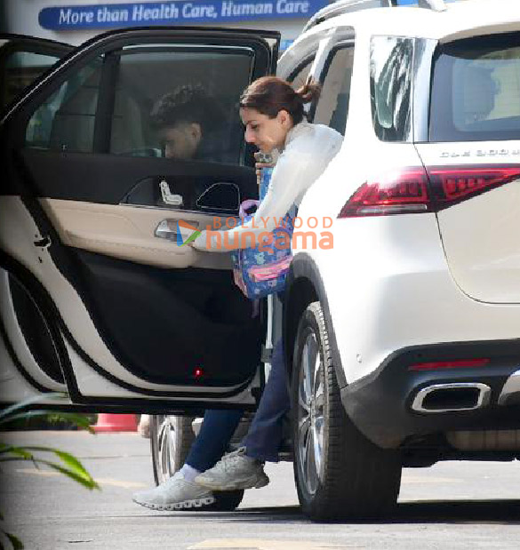 photos kareena kapoor khan and soha ali khan arrive to meet saif ali khan at lilavati hospital in bandra mumbai 3