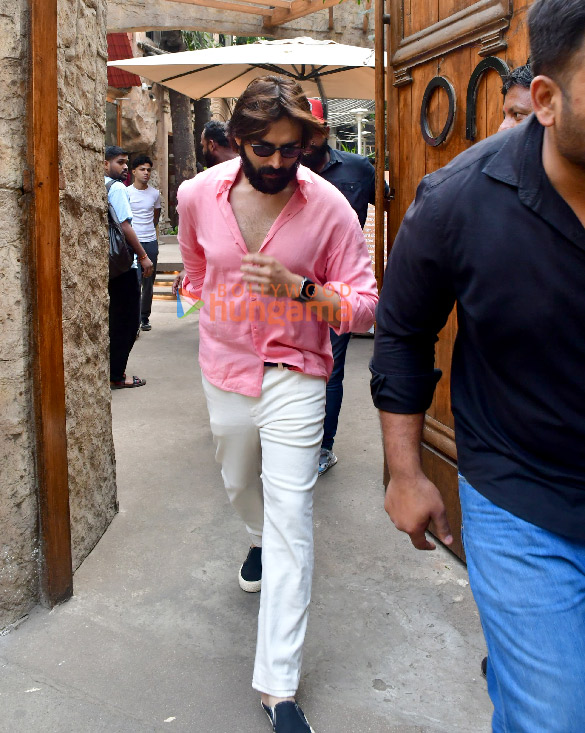photos kartik aaryan snapped in juhu 3 37