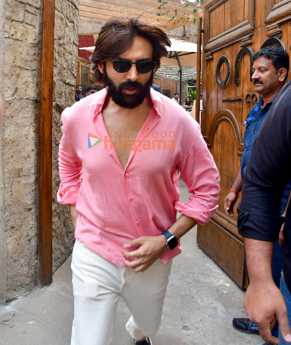 photos kartik aaryan snapped in juhu 4 36