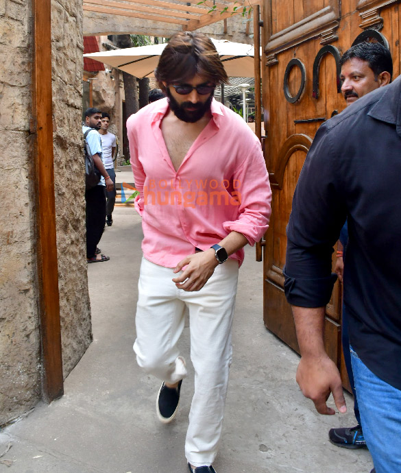 photos kartik aaryan snapped in juhu 5 16