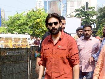 Photos: Kartik Aaryan visits Siddhivinayak Temple to seek blessings Photos: Kartik Aaryan visits Siddhivinayak Temple to seek blessings