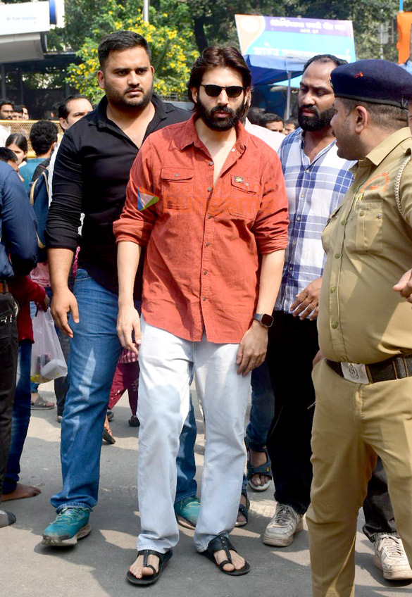 photos kartik aaryan visits siddhivinayak temple to seek blessings 6 3
