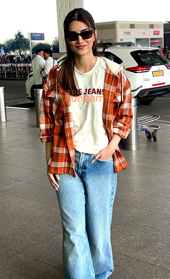 photos kriti sanon and malaika arora snapped at the airport 3