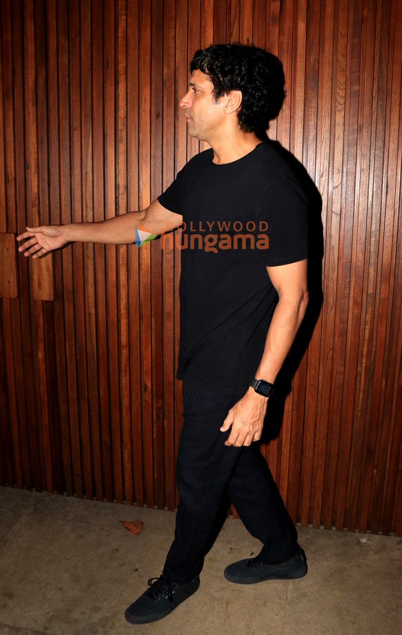 photos malaika arora farhan akhtar and others snapped in bandra 8
