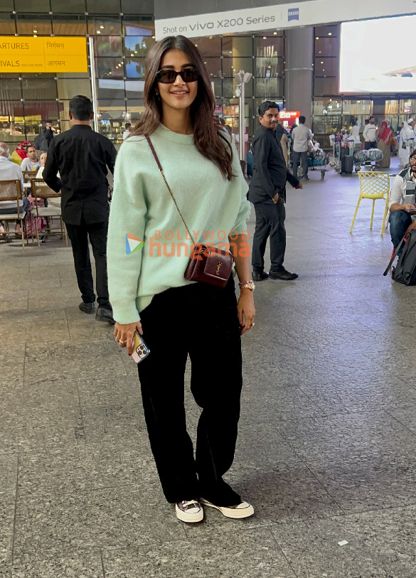 photos pooja hegde and varun dhawan snapped at the airport 2