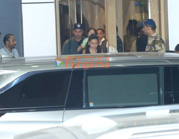 photos ranbir kapoor alia bhatt neetu singh and soni razdan snapped at kalina airport 1