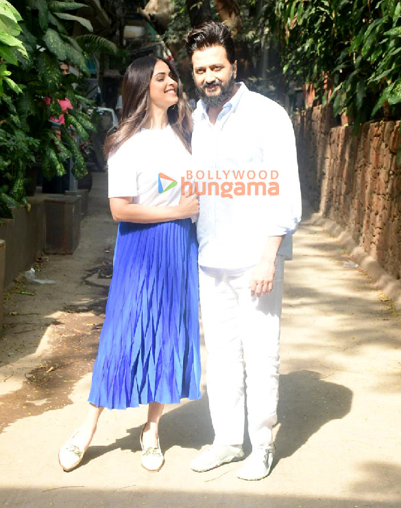 photos riteish deshmukh and genelia deshmukh snapped outside krome studio in bandra 6