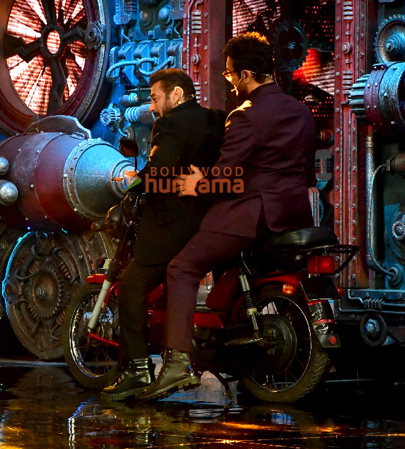 photos salman khan aamir khan and loveyapa actors junaid khan and khushi kapoor snapped at bigg boss 18 finale 7