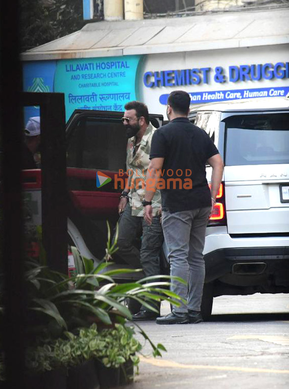 photos sanjay dutt spotted at hospital to meet saif ali khan 3