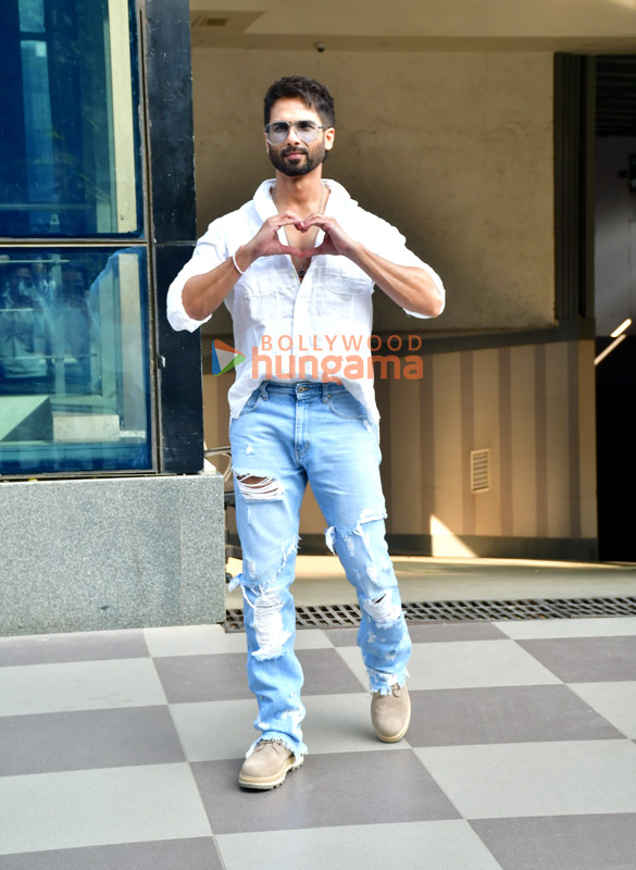 photos shahid kapoor snapped promoting deva 6