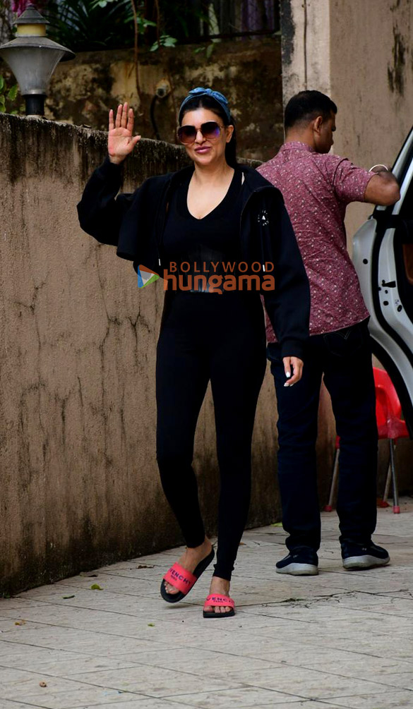 photos sushmita sen snapped in bandra 1 10