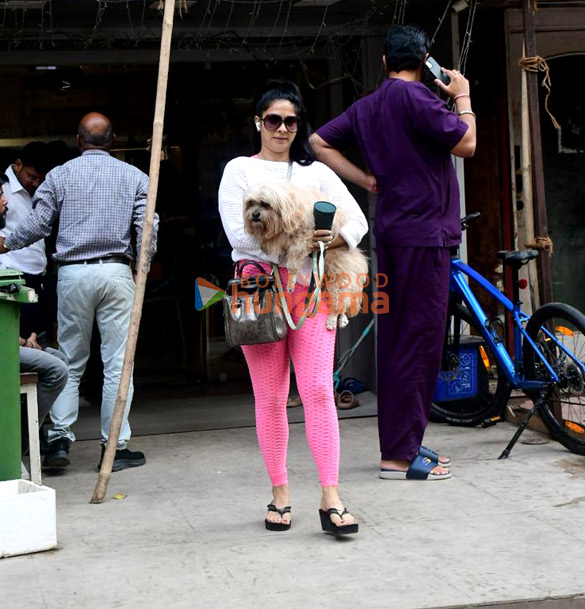 photos tanishaa mukerji spotted outside a pet clinic in bandra 4