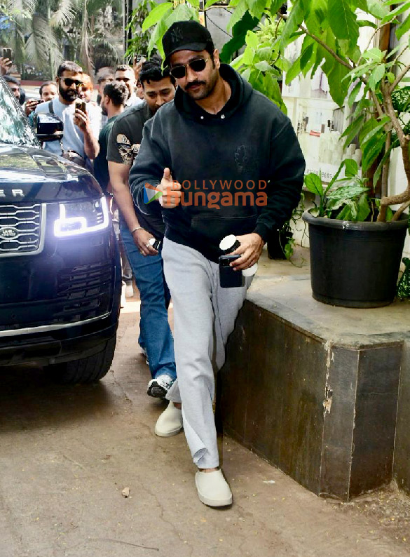 photos vicky kaushal snapped at krome studio in bandra 4
