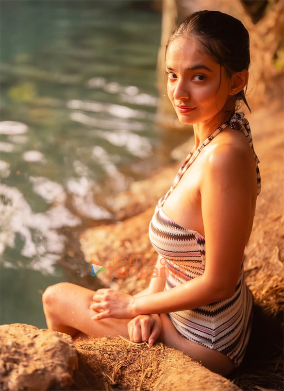 anushka sen 1 22