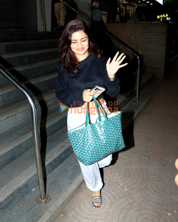 Photos: Avneet Kaur snapped in Bandra Photos: Avneet Kaur snapped in Bandra