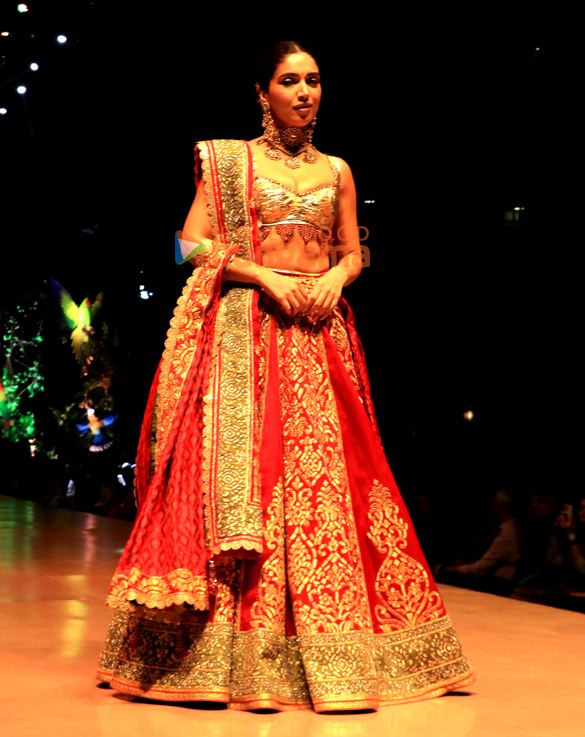 photos bhumi pednekar walks the ramp for abu jani sandeep khoslas fashion show 6