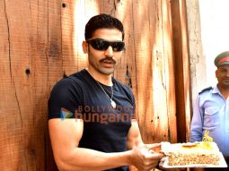 Photos: Gurmeet Choudhary snapped celebrating birthday with paps