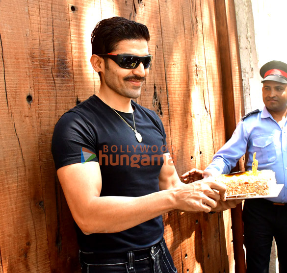 photos gurmeet choudhary snapped celebrating birthday with paps 4