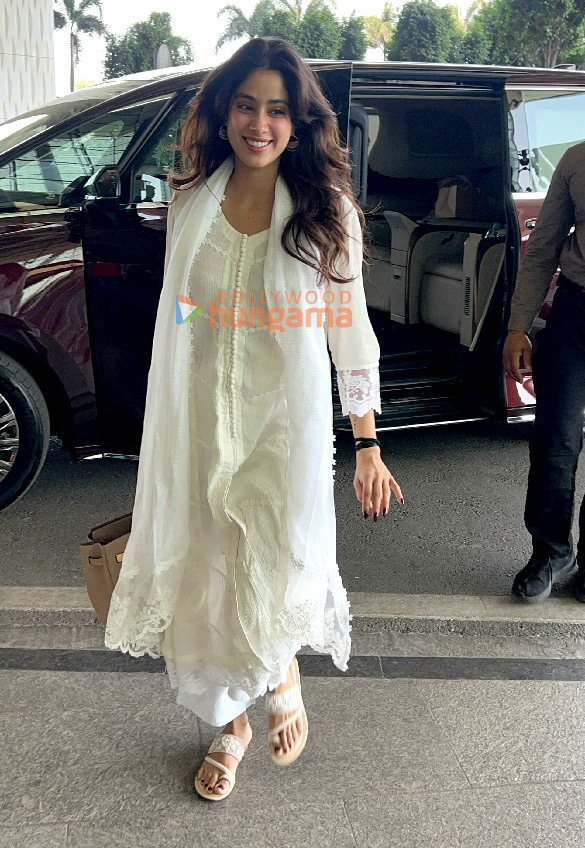 photos janhvi kapoor nick jonas rahul vaidya and armaan malik snapped at the airport 5