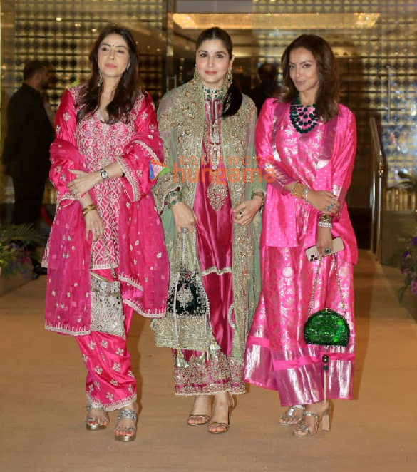 photos kareena kapoor khan karisma kapoor randhir kapoor tina ambani and others attend aadar jains mehendi ceremony 853 3