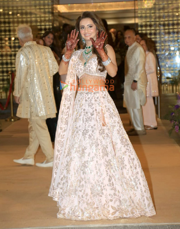 photos kareena kapoor khan karisma kapoor randhir kapoor tina ambani and others attend aadar jains mehendi ceremony 853 5