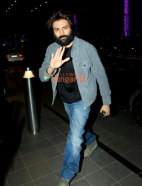 photos kartik aaryan snapped in mumbai 5 2