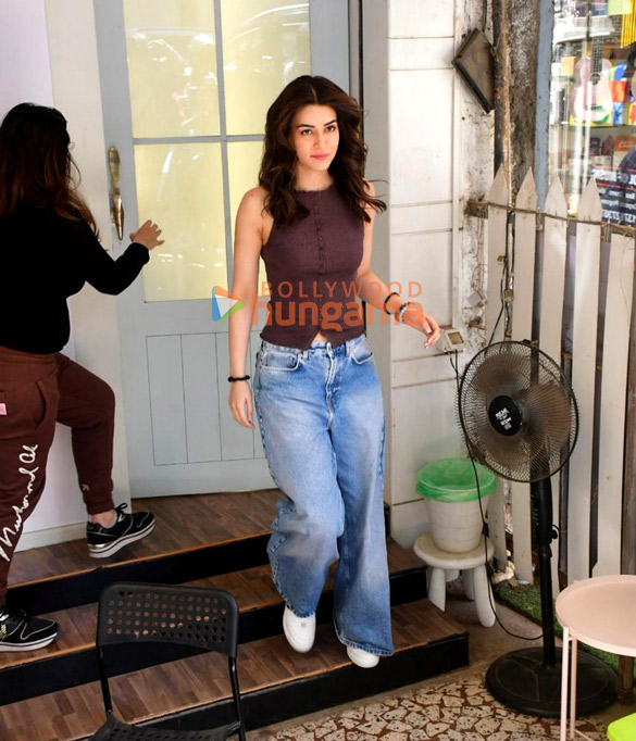 Photos: Kriti Sanon snapped outside a salon in Khar Photos: Kriti Sanon snapped outside a salon in Khar