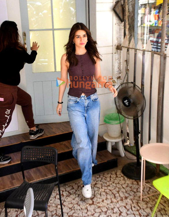 photos kriti sanon snapped outside a salon in khar 3