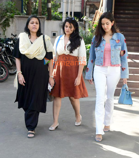 photos mira rajput kapoor supriya pathak and sanah kapur snapped outside a restaurant in bandra 4