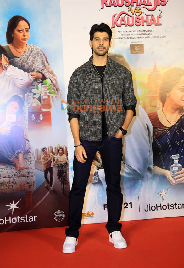 photos neil nitin mukesh isha talwar and others grace the premiere of kaushaljis vs kaushal 16