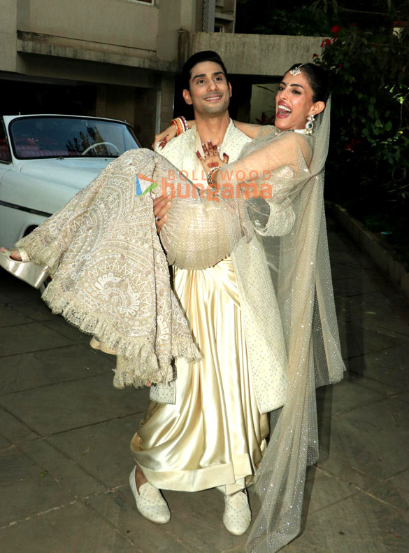 Photos: Prateik Babbar and Priya Banerjee pose for paps after tying the knot Photos: Prateik Babbar and Priya Banerjee pose for paps after tying the knot