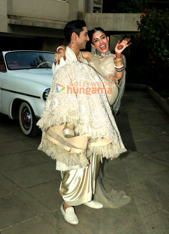 photos prateik babbar and priya banerjee pose for paps after tying the knot 6