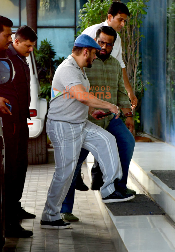 photos salman khan salim khan lulia vantur snapped at sajid nadiadwalas office in andheri 5