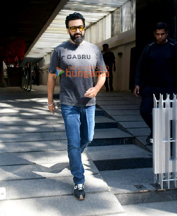 photos shilpa shetty raj kundra shamita shetty and others snapped outside a restaurant in bandra 2