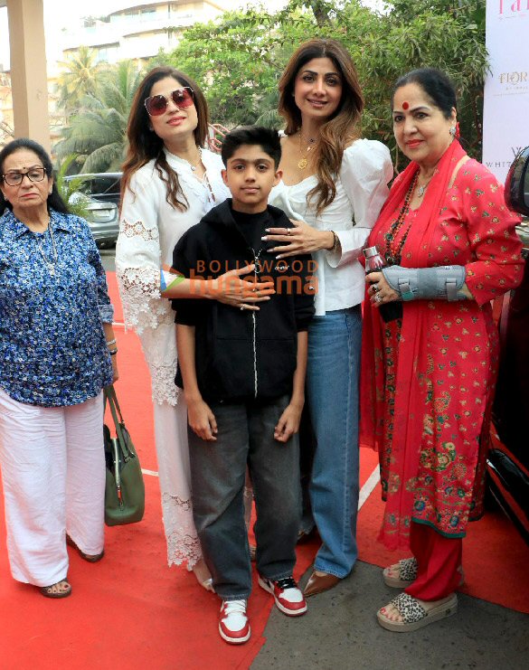 photos shilpa shetty snappped with family in bandra 5