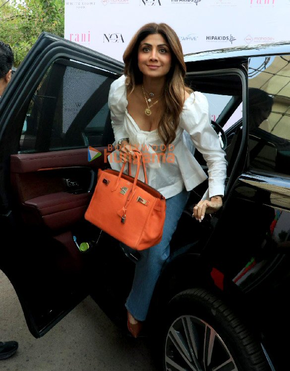photos shilpa shetty snappped with family in bandra 6