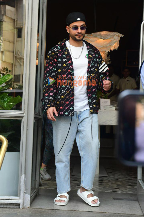 photos soha ali khan kunal kemmu neha dhupia and angad bedi snapped outside a restaurant in bandra 7