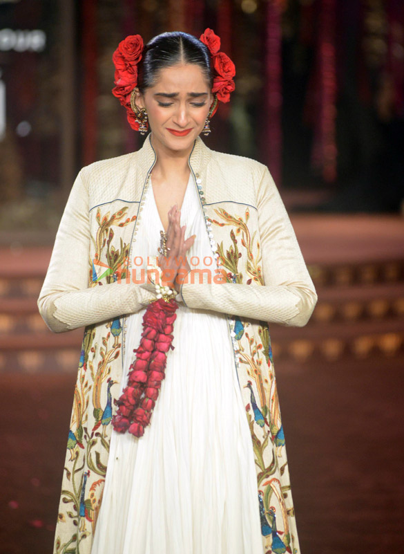 photos sonam kapoor ahuja gets emotional on the ramp remembering fashion designer rohit bal 2