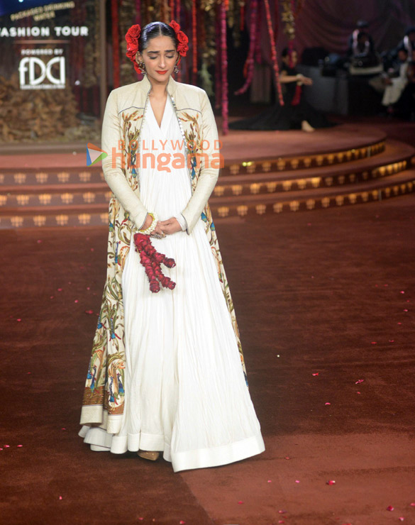 photos sonam kapoor ahuja gets emotional on the ramp remembering fashion designer rohit bal 4
