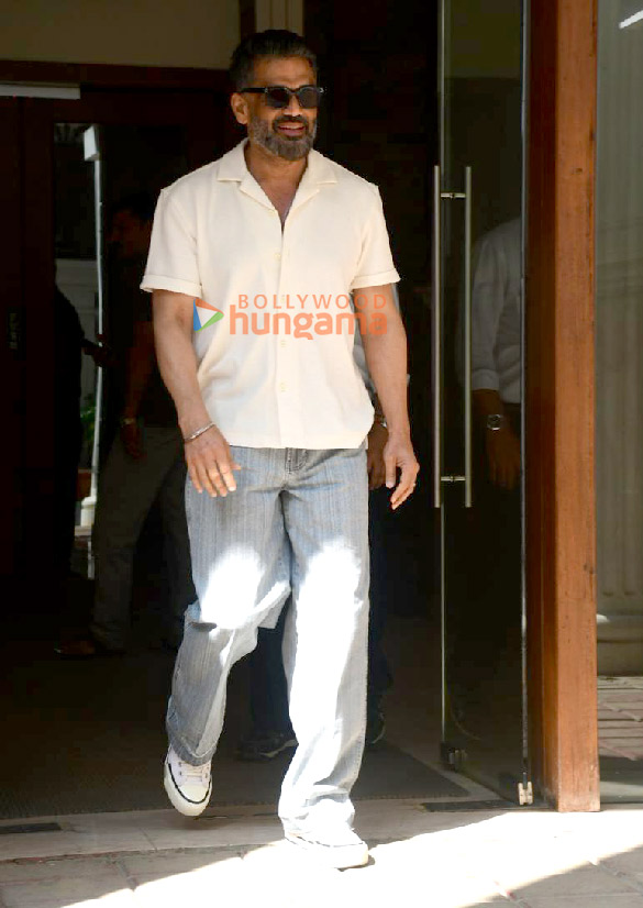 photos suniel shetty snapped outside a dental clinic in khar 1 4