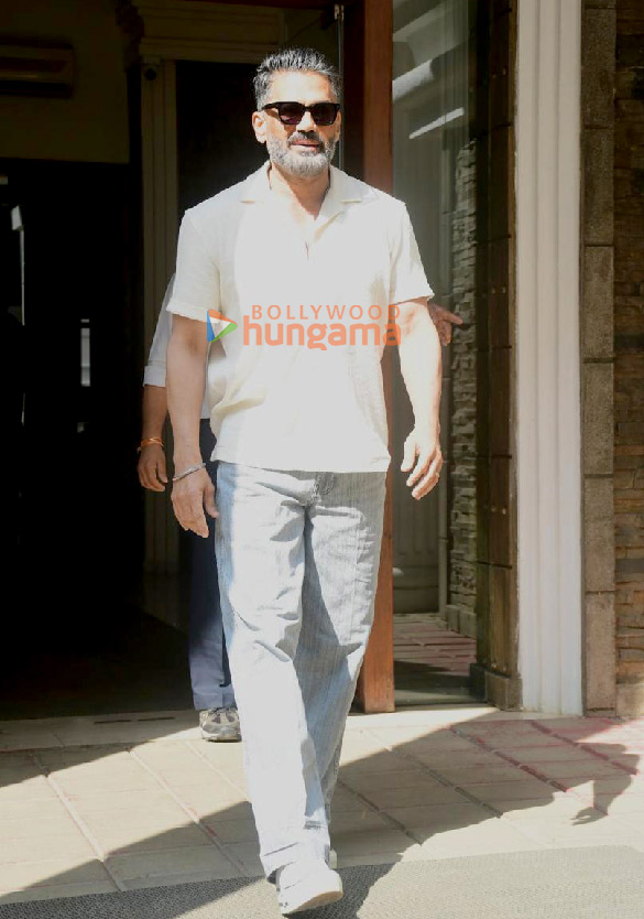 photos suniel shetty snapped outside a dental clinic in khar 3 4